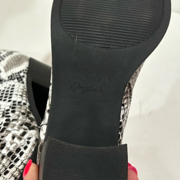 QUPID Women’s Snakeskin Pattern Ankle Booties Boots - black & white, size 6/7 - Picture 7 of 7